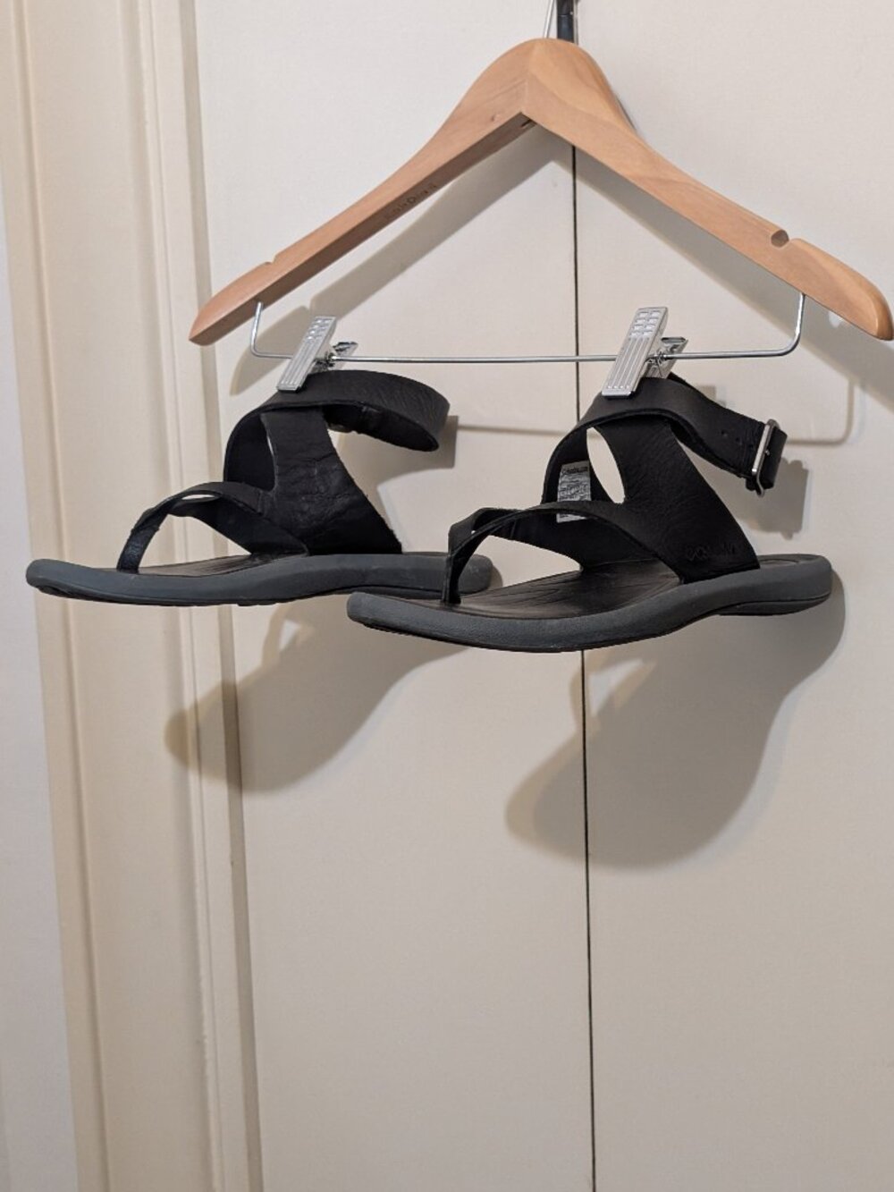 Too cute Columbia Sandals -Black strappy -Criss cross -Size: 8 - Great care